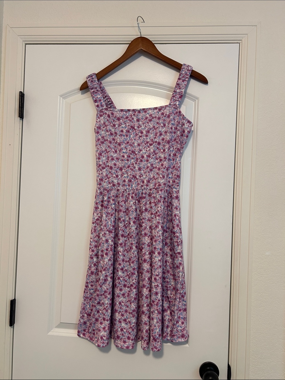 Women’s Purple Floral Sleeveless Dress Size Medium with pockets